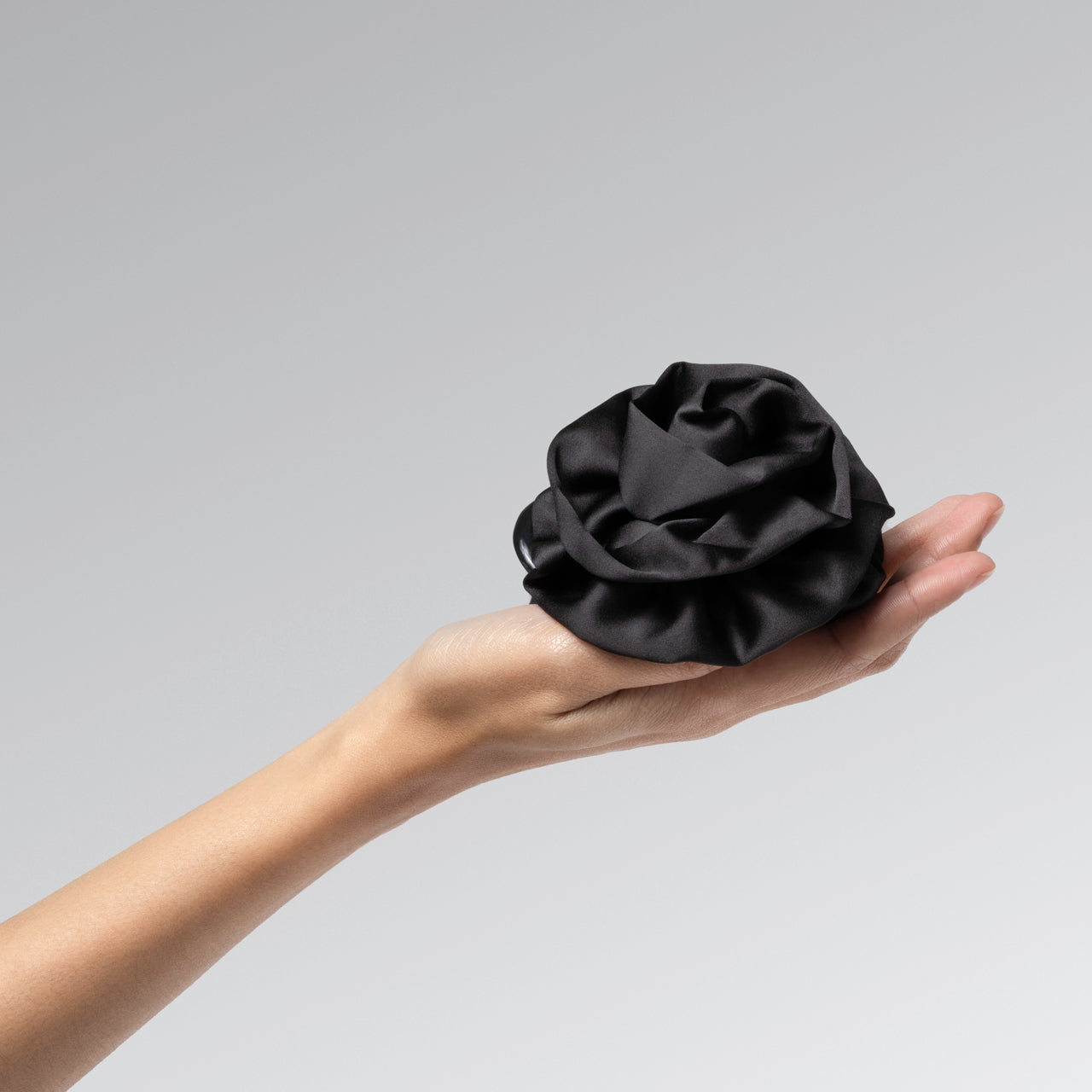 kitsch-satin-rosette-flat-cloud-clip-black-medium-haarspange-mit-satin-rosette image 5