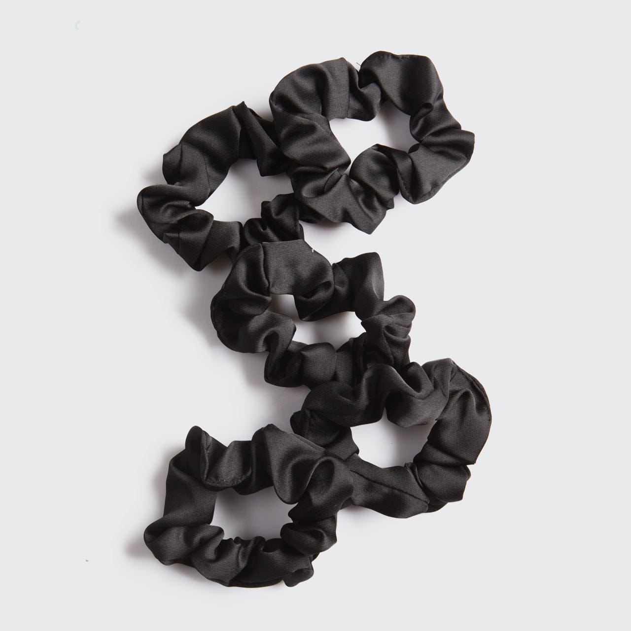kitsch-black-satin-sleep-scrunchies-5er-set image 3