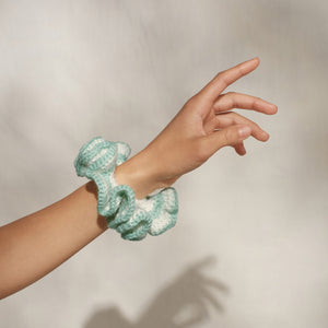kitsch-crochet-scrunchie-seafoam-blue-h-kel-haargummi-aus-recycling-stoff image 8
