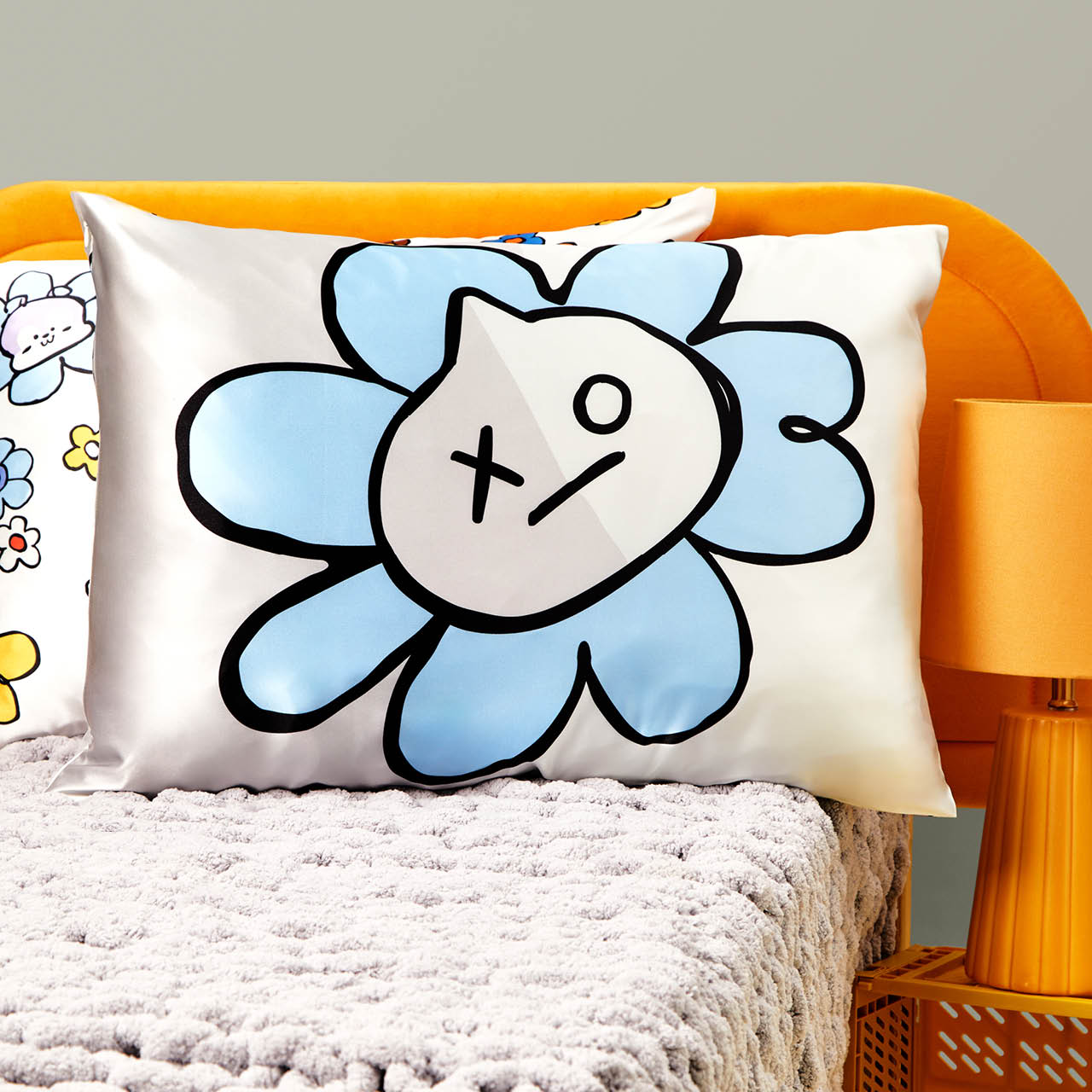 kitsch-x-bt21-satin-kissenbezug-van-standard image 5