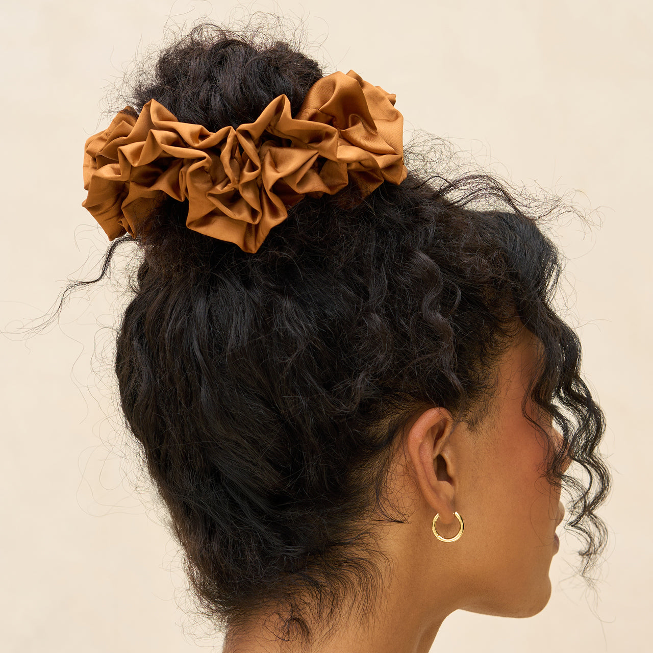 kitsch-camel-ruffle-scrunchie-r-schen-haargummi-aus-recyceltem-stoff image 4