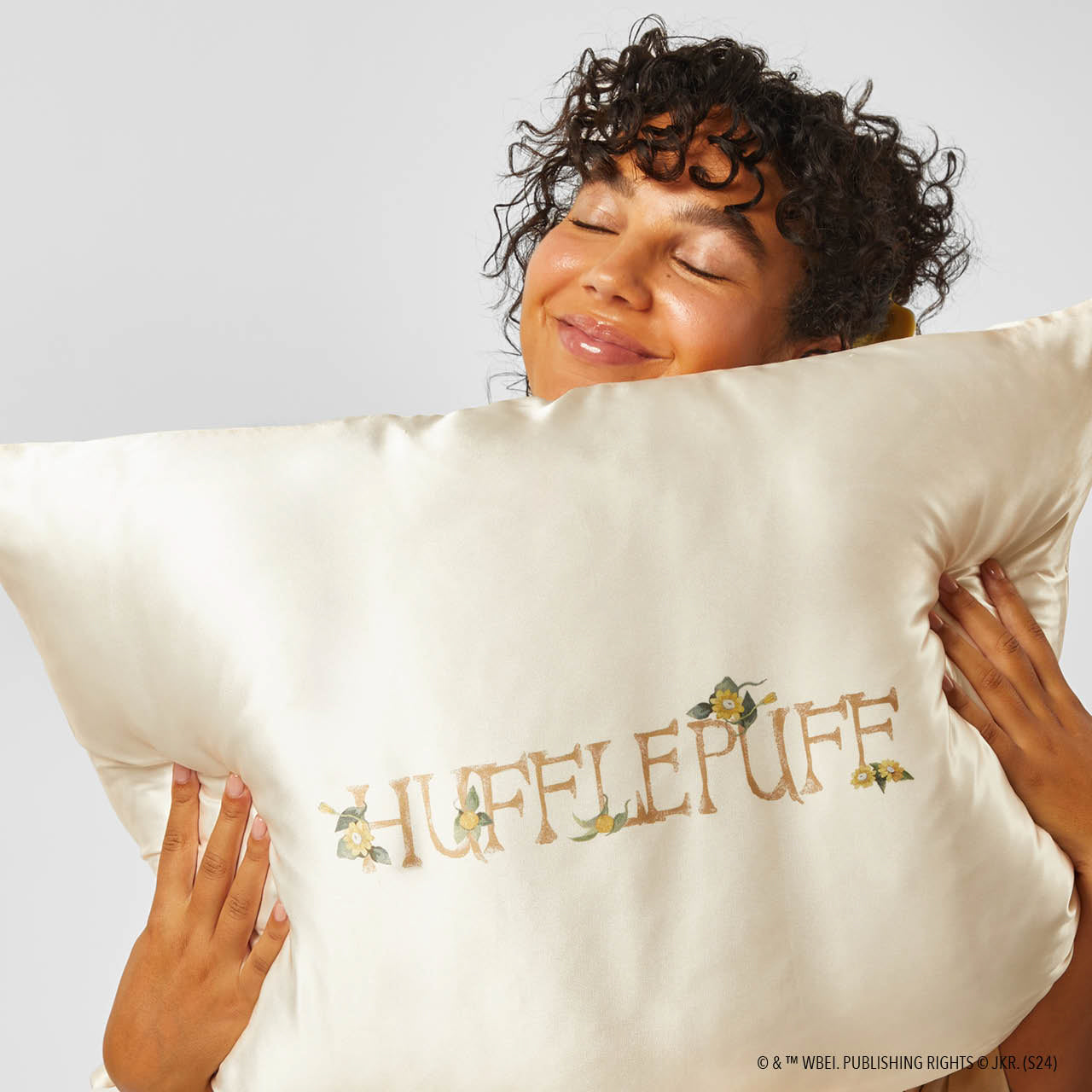 kitsch-x-harry-potter-satin-kissenbezug-hufflepuff-king image 5