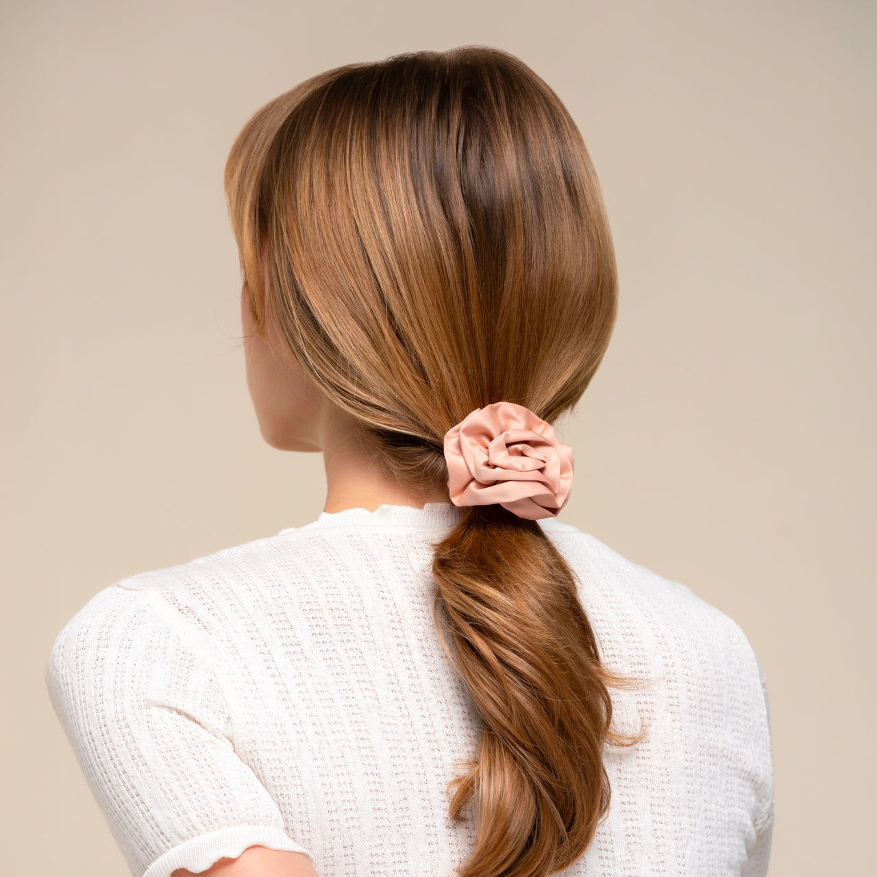 kitsch-terracotta-rosette-ruched-satin-scrunchies-haargummi image 5