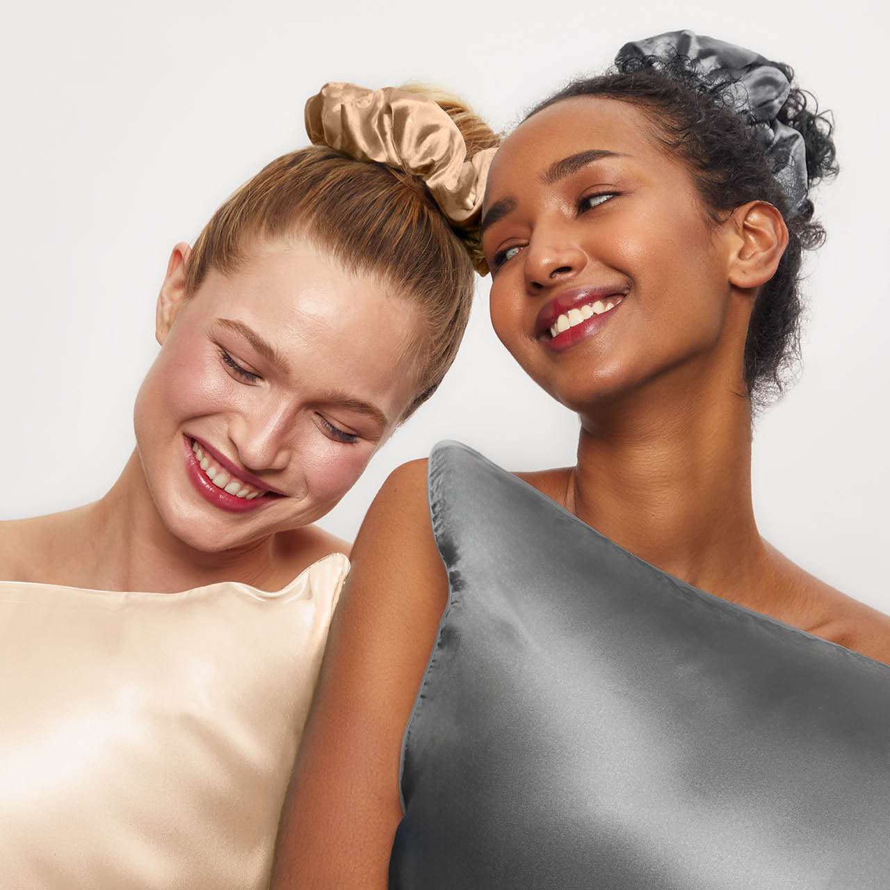 kitsch-satin-pillow-scrunchies-charcoal-gold-2er-set-seiden-haargummis image 6