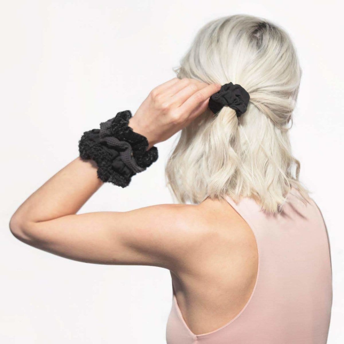 kitsch-assorted-textured-scrunchies-haargummis-schwarz-5er-set image 3