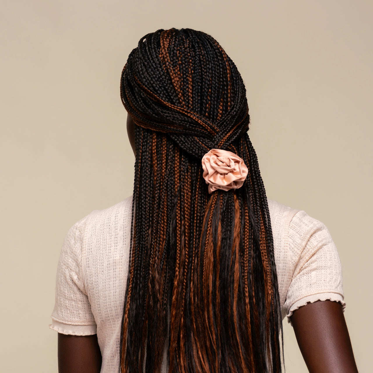 kitsch-terracotta-rosette-ruched-satin-scrunchies-haargummi image 3