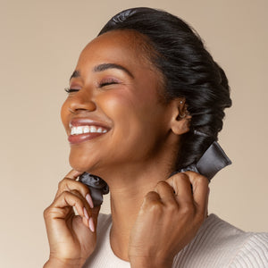 kitsch-charcoal-satin-heatless-curling-set-lockenband-34-inch image 2