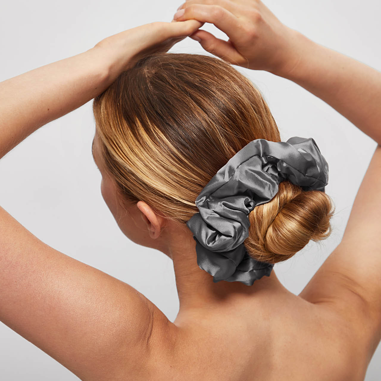 kitsch-satin-pillow-scrunchies-charcoal-gold-2er-set-seiden-haargummis image 4