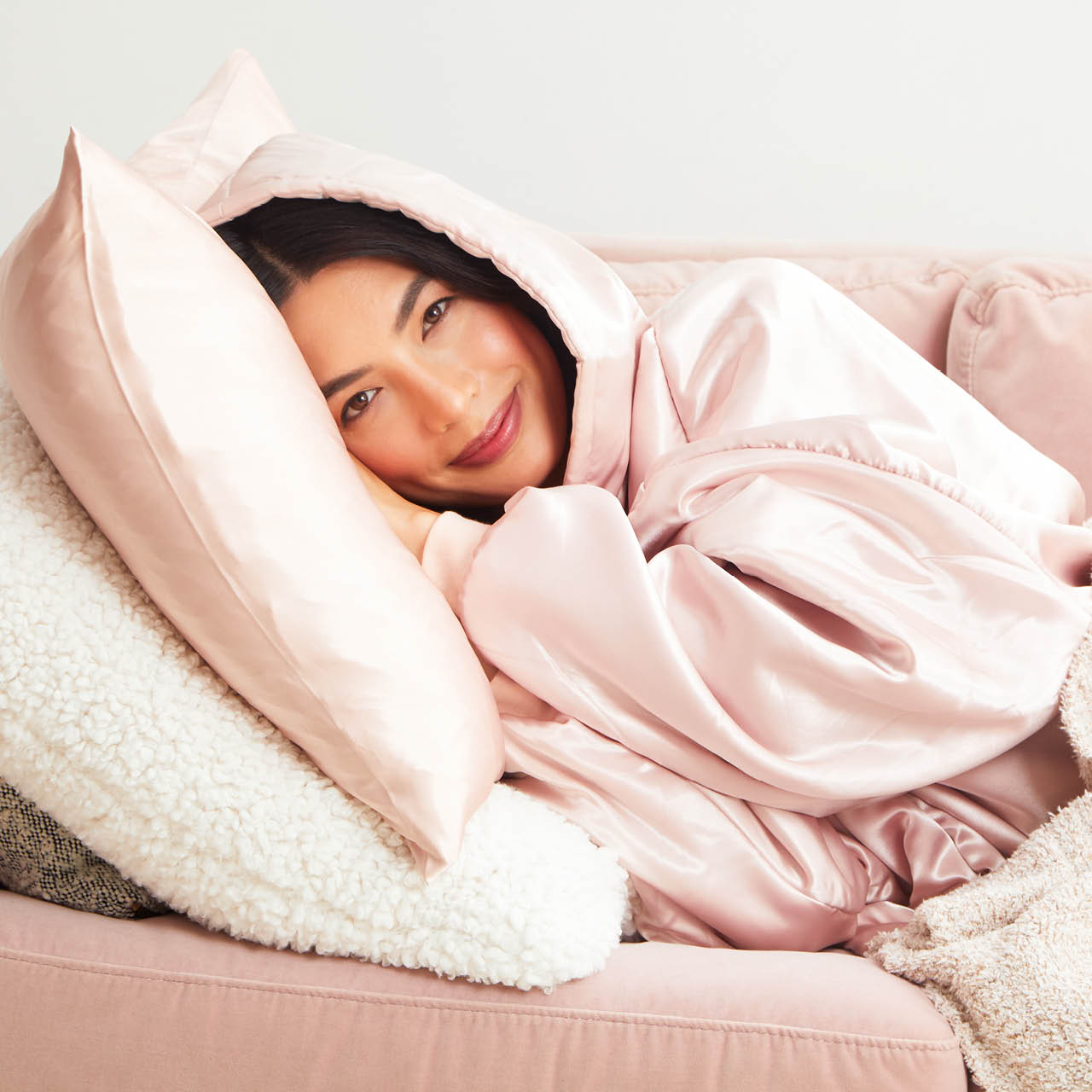 kitsch-glazey-blush-gewichtete-satin-homejacke-mit-kapuze image 4