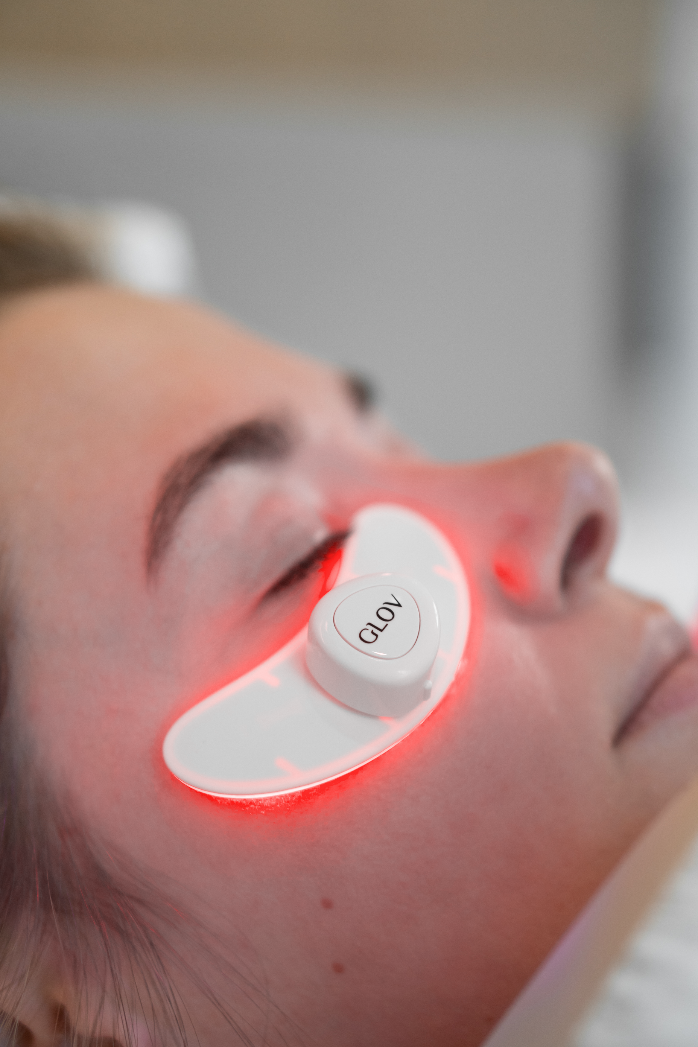 glov-led-luna-eye-patches-mit-ladecase-led-augenpflege image 3