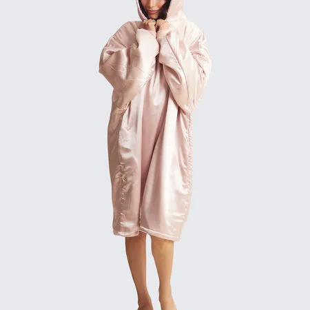 kitsch-glazey-blush-gewichtete-satin-homejacke-mit-kapuze image 1