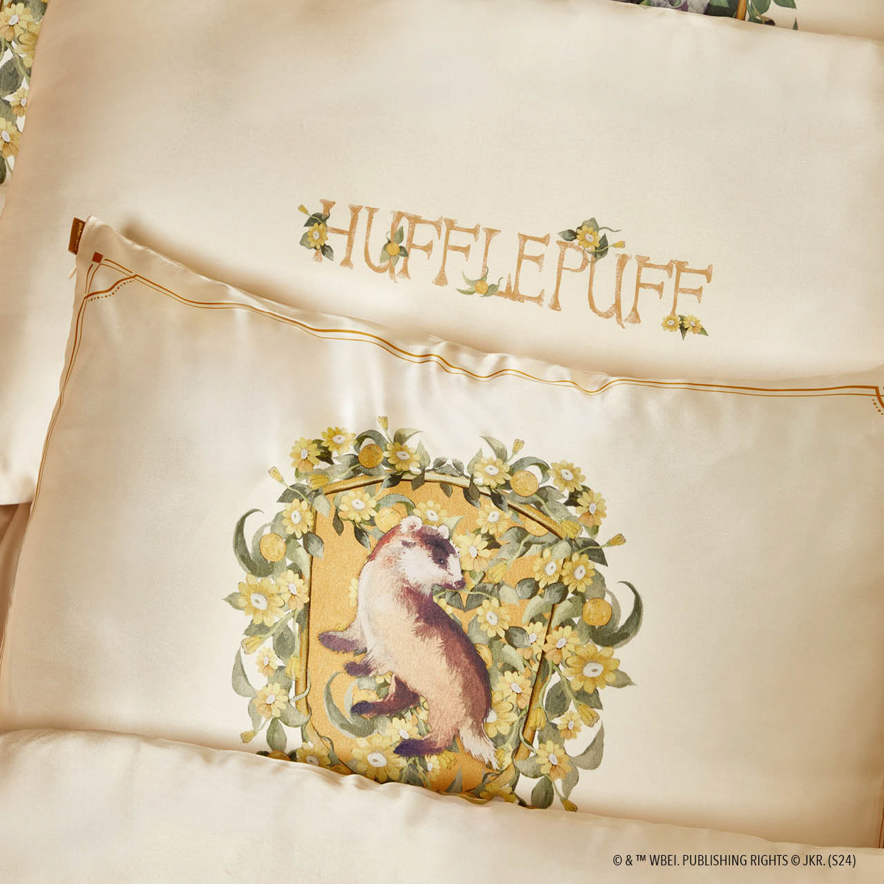 kitsch-x-harry-potter-satin-kissenbezug-hufflepuff-king image 6