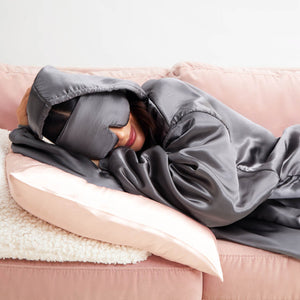 kitsch-charcoal-satin-glazey-gewichtete-satin-hoodie-decke-mit-kapuze image 7
