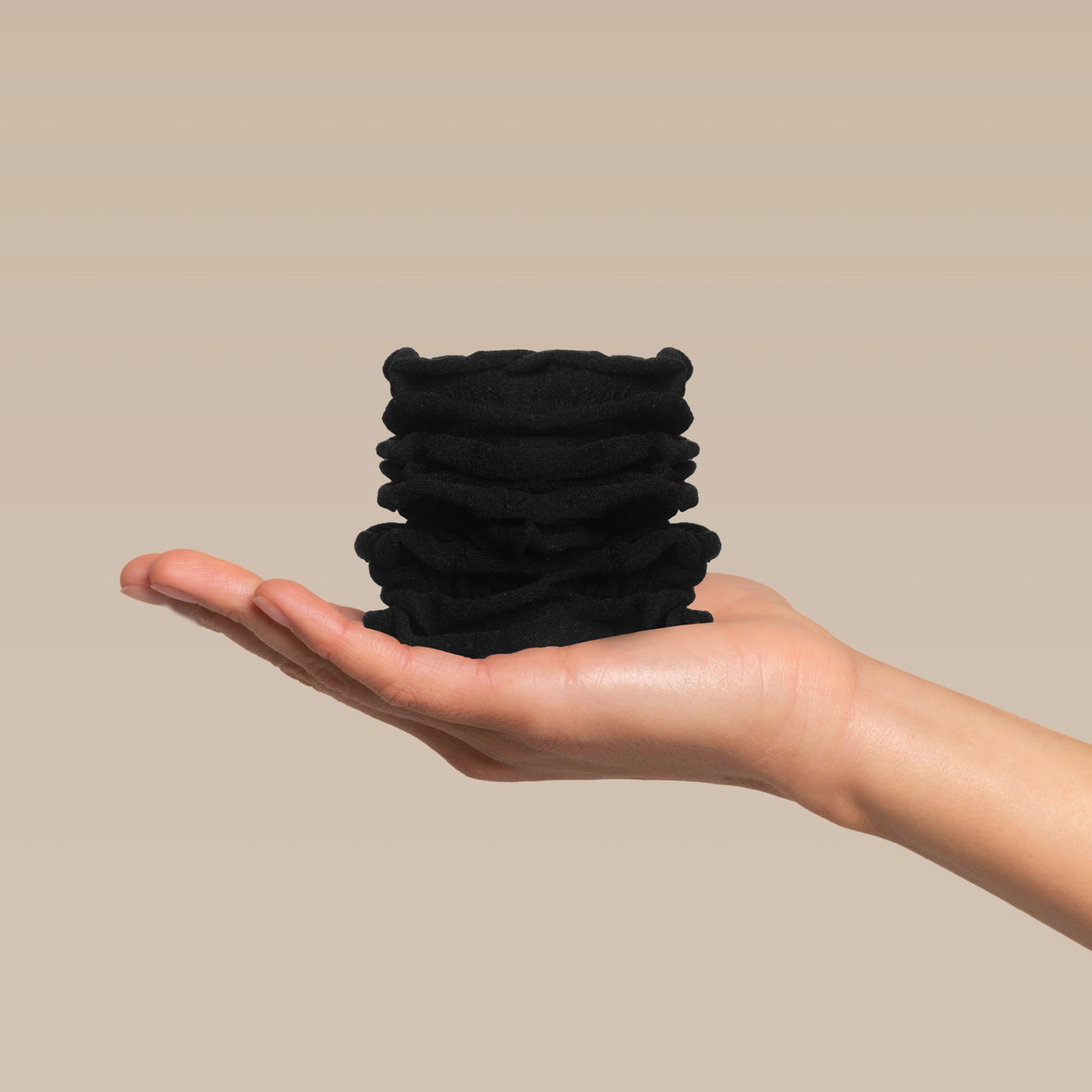 kitsch-black-petal-haargummis-bl-ten-design-in-schwarz image 5