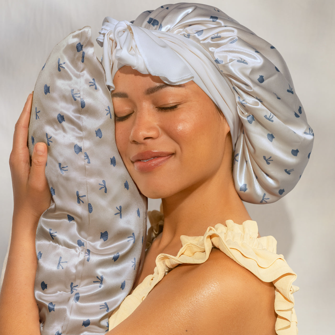 kitsch-satin-kissenbezug-pearlized-cream-coastal-blue-print-queen-standard-66-x- image 5