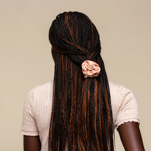 kitsch-terracotta-rosette-ruched-satin-scrunchies-haargummi image 7
