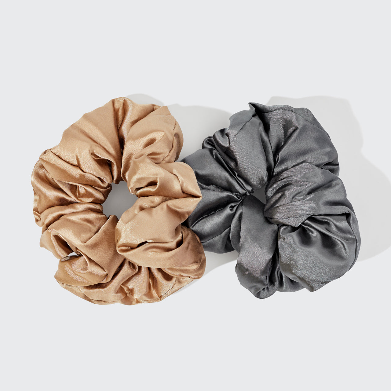 kitsch-satin-pillow-scrunchies-charcoal-gold-2er-set-seiden-haargummis image 3