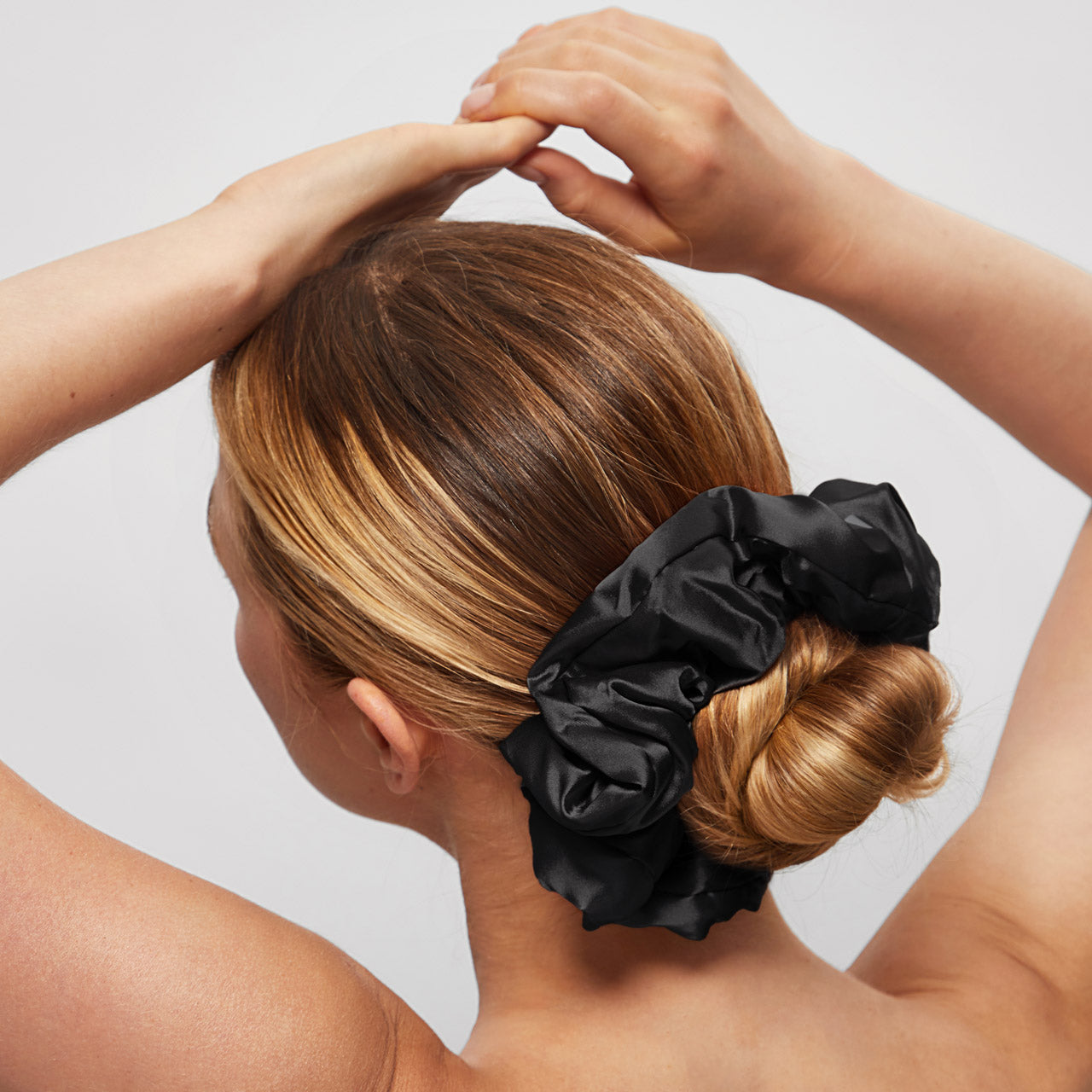 kitsch-black-satin-pillow-scrunchies-4er-set-satin-haargummis image 3