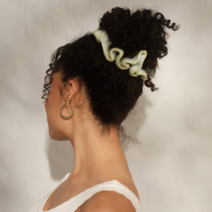 kitsch-butter-yellow-crochet-scrunchie-h-kel-haargummi-in-buttergelb image 2