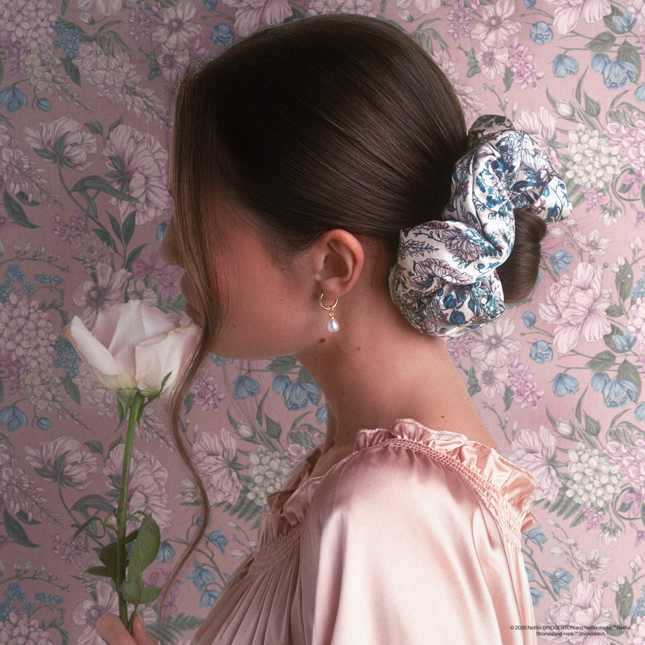 bridgerton-x-kitsch-satin-pillow-scrunchies-toile-in-bloom-2er-set image 5