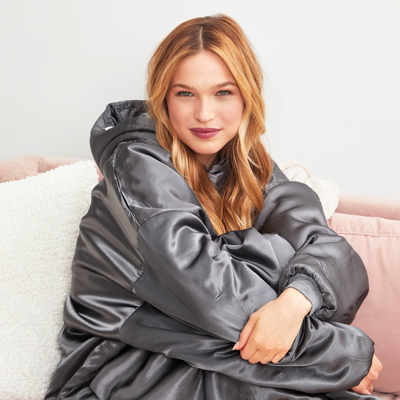kitsch-charcoal-satin-glazey-gewichtete-satin-hoodie-decke-mit-kapuze image 4