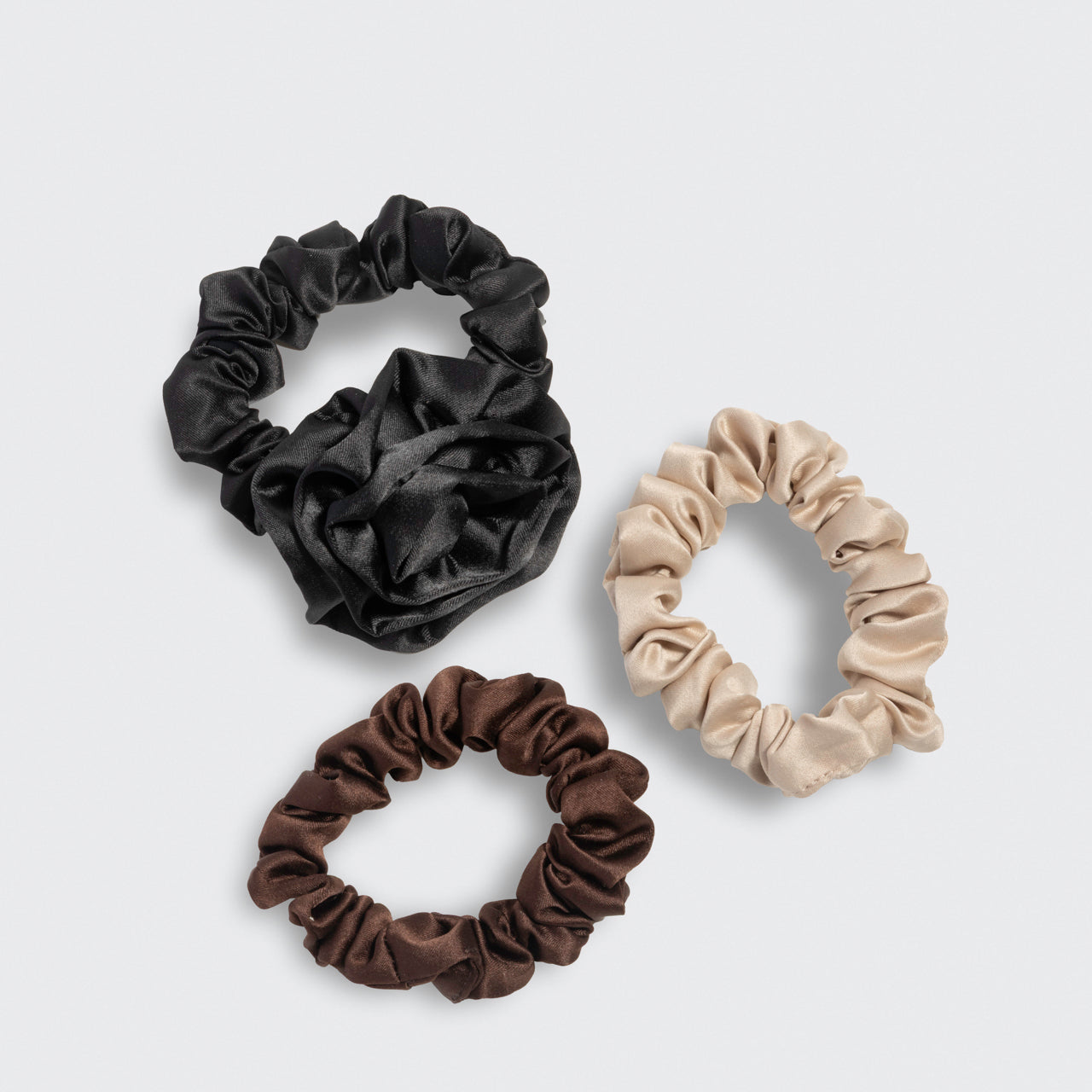kitsch-black-rosette-ruched-satin-scrunchie-haargummi-schwarz image 6