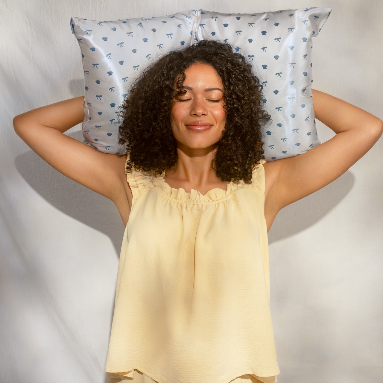 kitsch-satin-kissenbezug-pearlized-cream-coastal-blue-print-queen-standard-66-x- image 3