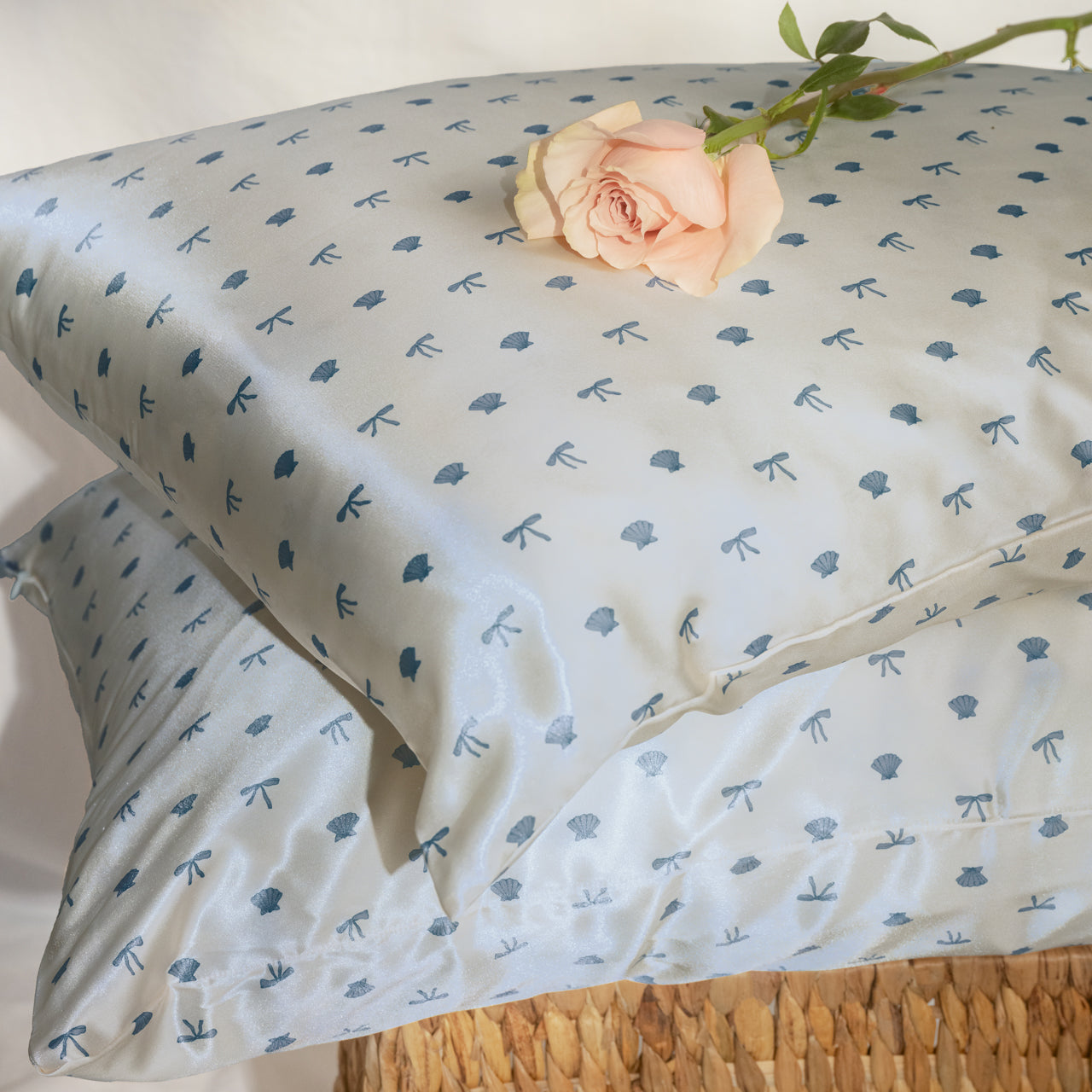 kitsch-satin-kissenbezug-pearlized-cream-coastal-blue-print-queen-standard-66-x- image 4