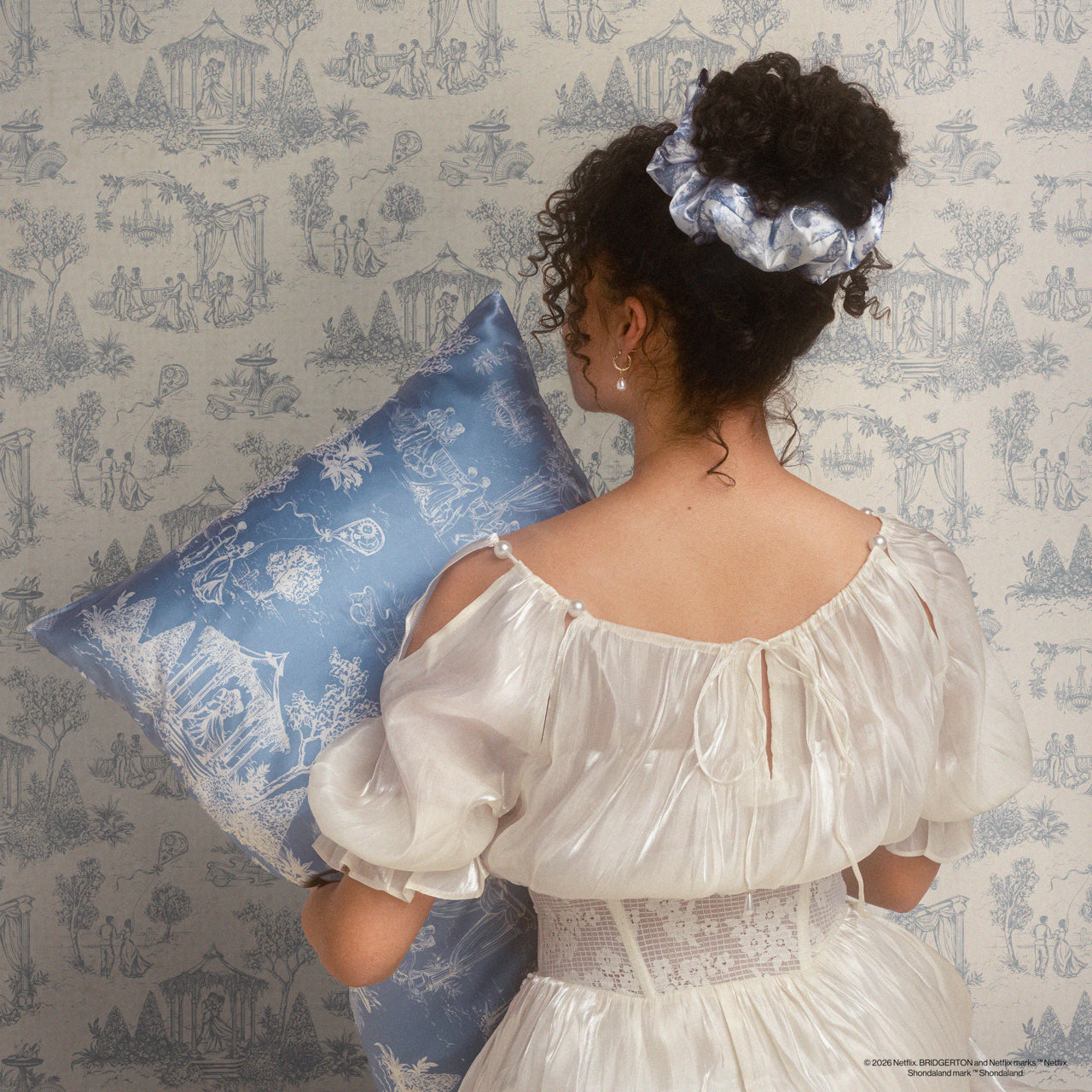 bridgerton-x-kitsch-satin-pillow-scrunchies-toile-in-bloom-2er-set image 7