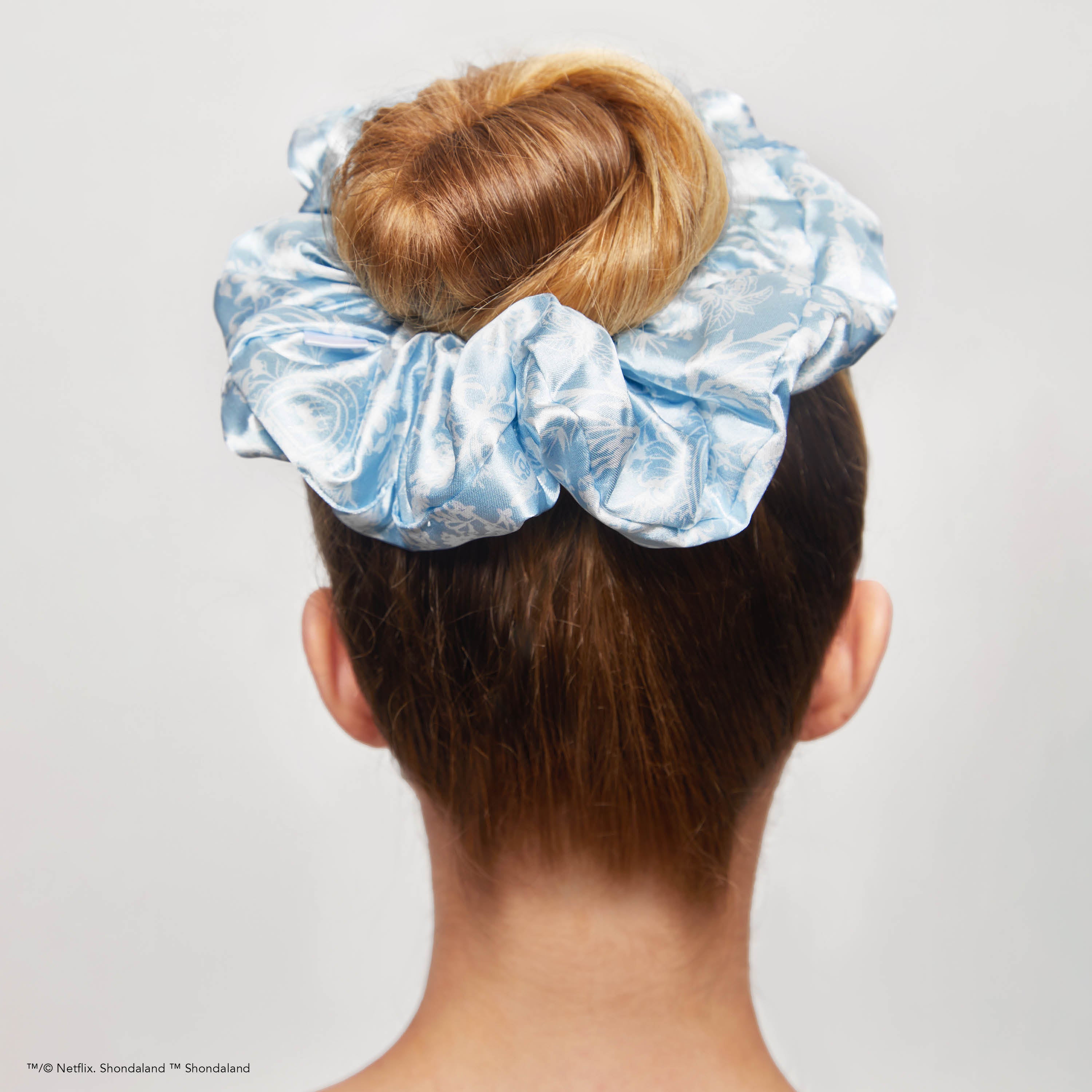 kitsch-x-bridgerton-satin-pillow-scrunchies-toile-de-blue-2er-set-limitiert image 6