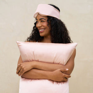 kitsch-blush-contour-pillow-schlafmaske-augenmaske-aus-satin image 8