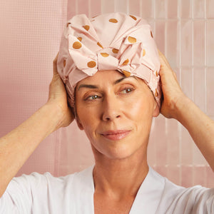 kitsch-blush-dot-shower-cap-duschhaube-pink-gold-punkte image 2