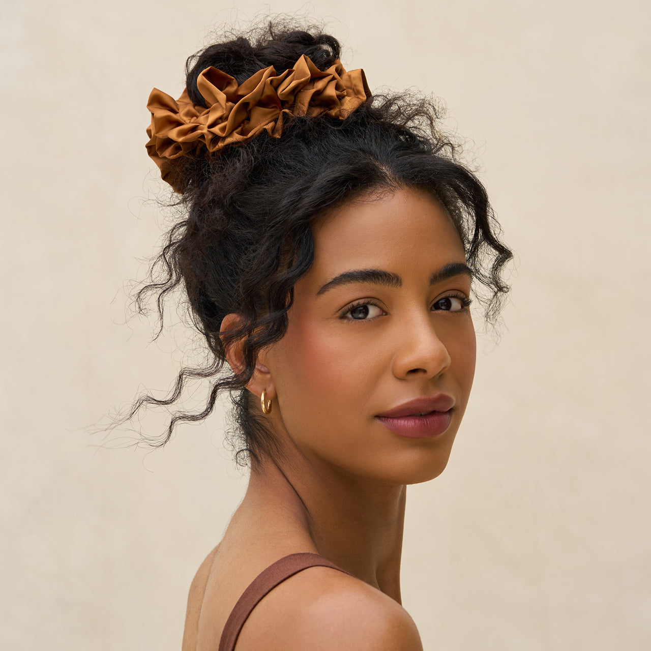 kitsch-camel-ruffle-scrunchie-r-schen-haargummi-aus-recyceltem-stoff image 3