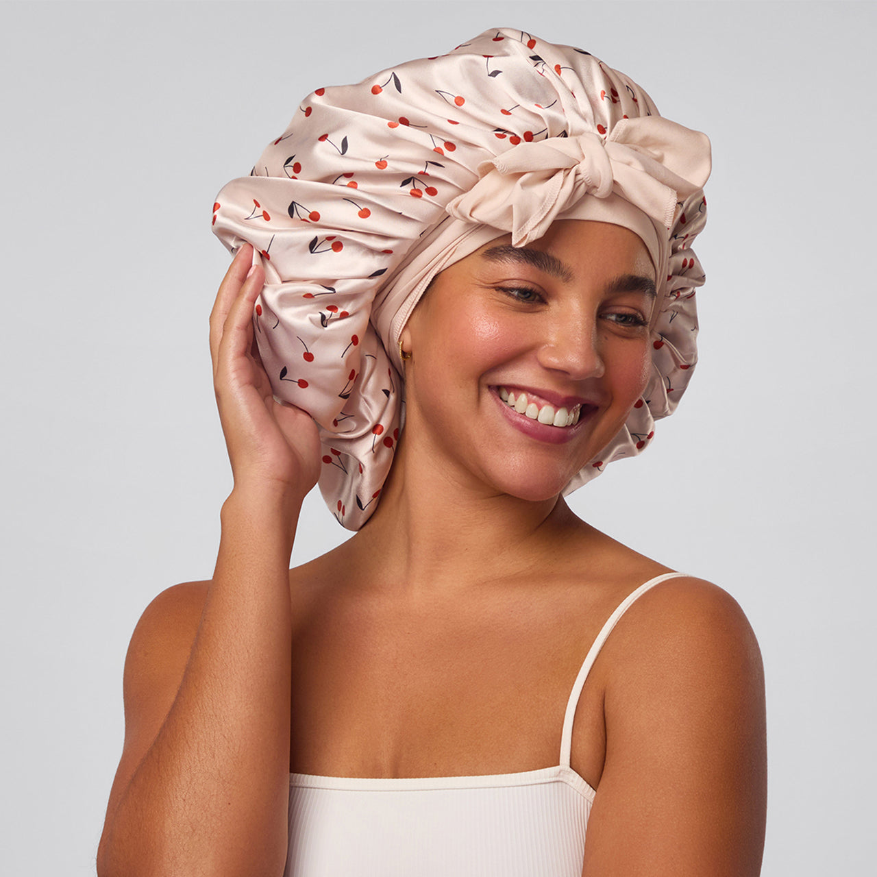 kitsch-cherry-print-oversized-satin-bonnet-satin-haube-mit-kirschmuster image 3