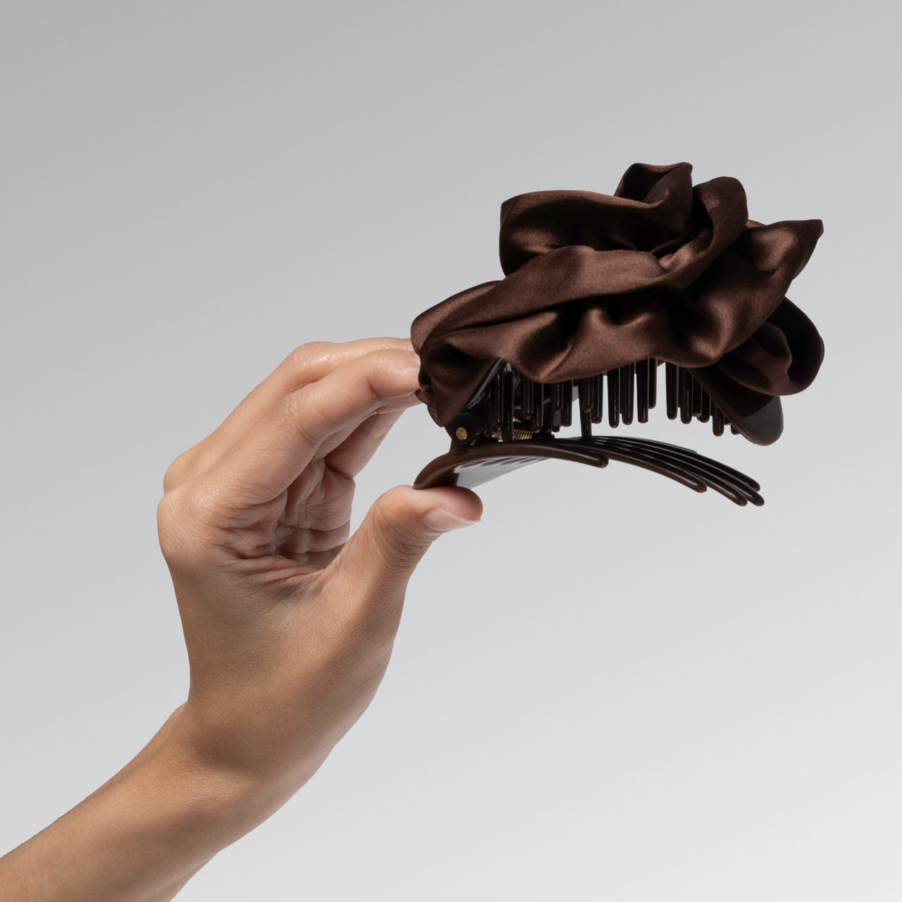 kitsch-satin-rosette-flat-cloud-clip-haarklammer-medium-chocolate image 6