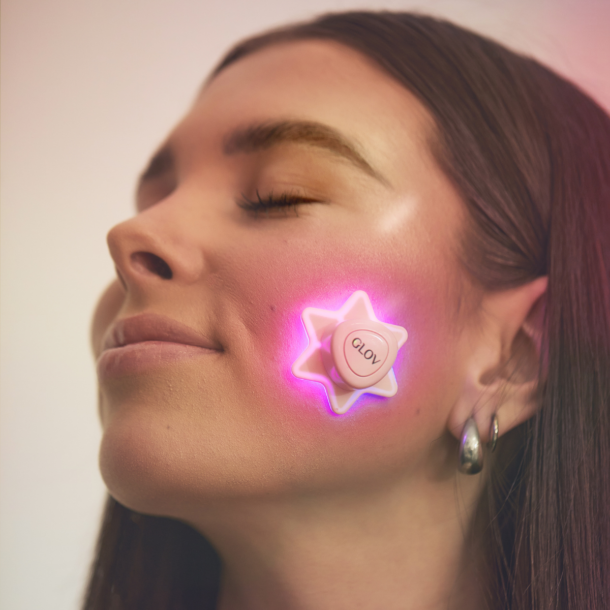 glov-supernova-led-spot-treatment-mit-ladeetui-punktuelle-led-pflege image 2