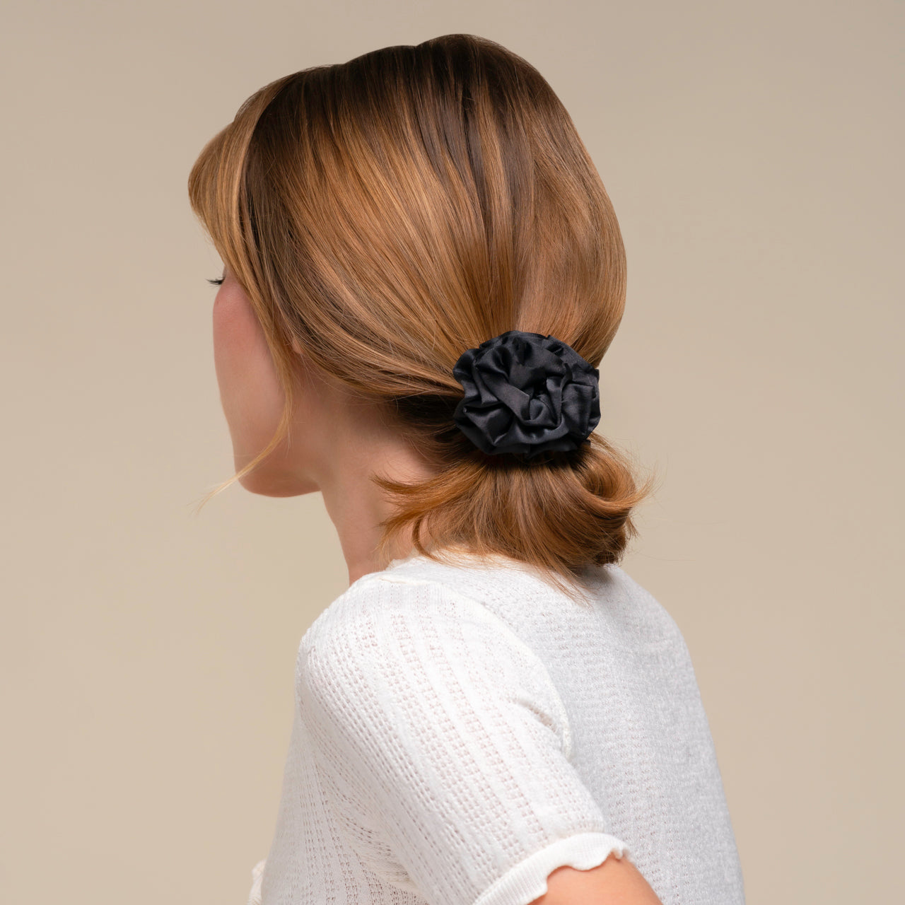kitsch-black-rosette-ruched-satin-scrunchie-haargummi-schwarz image 3