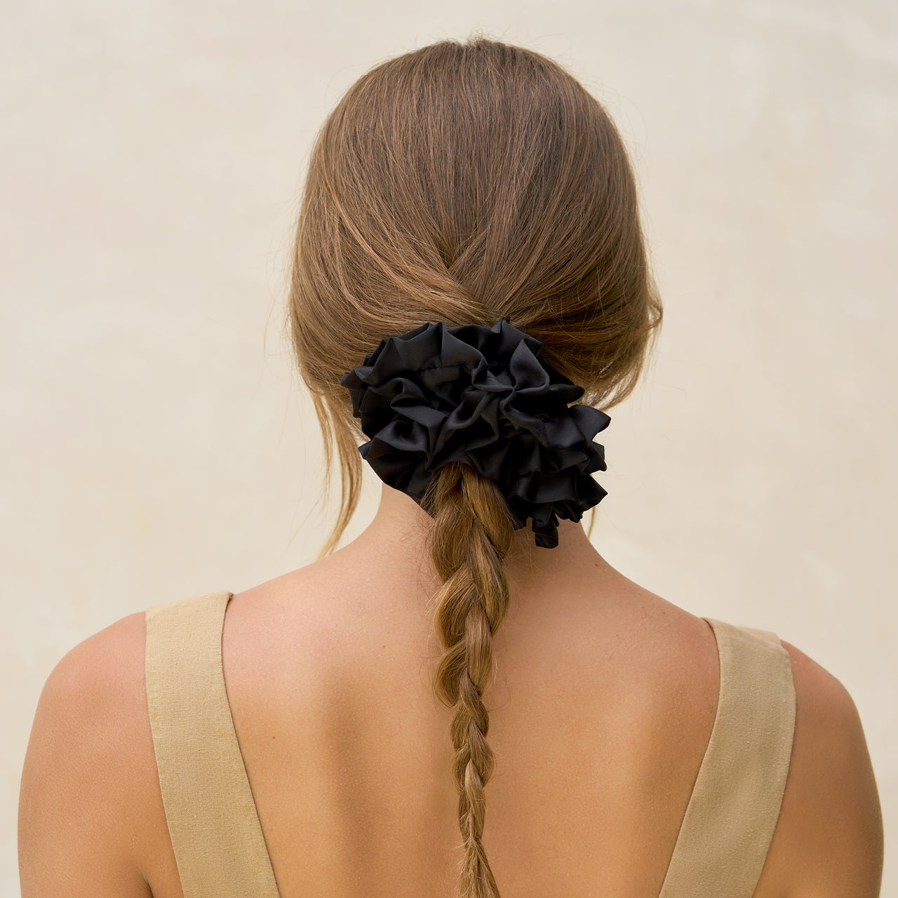 kitsch-black-ruffle-scrunchie-haargummi-schwarz image 3