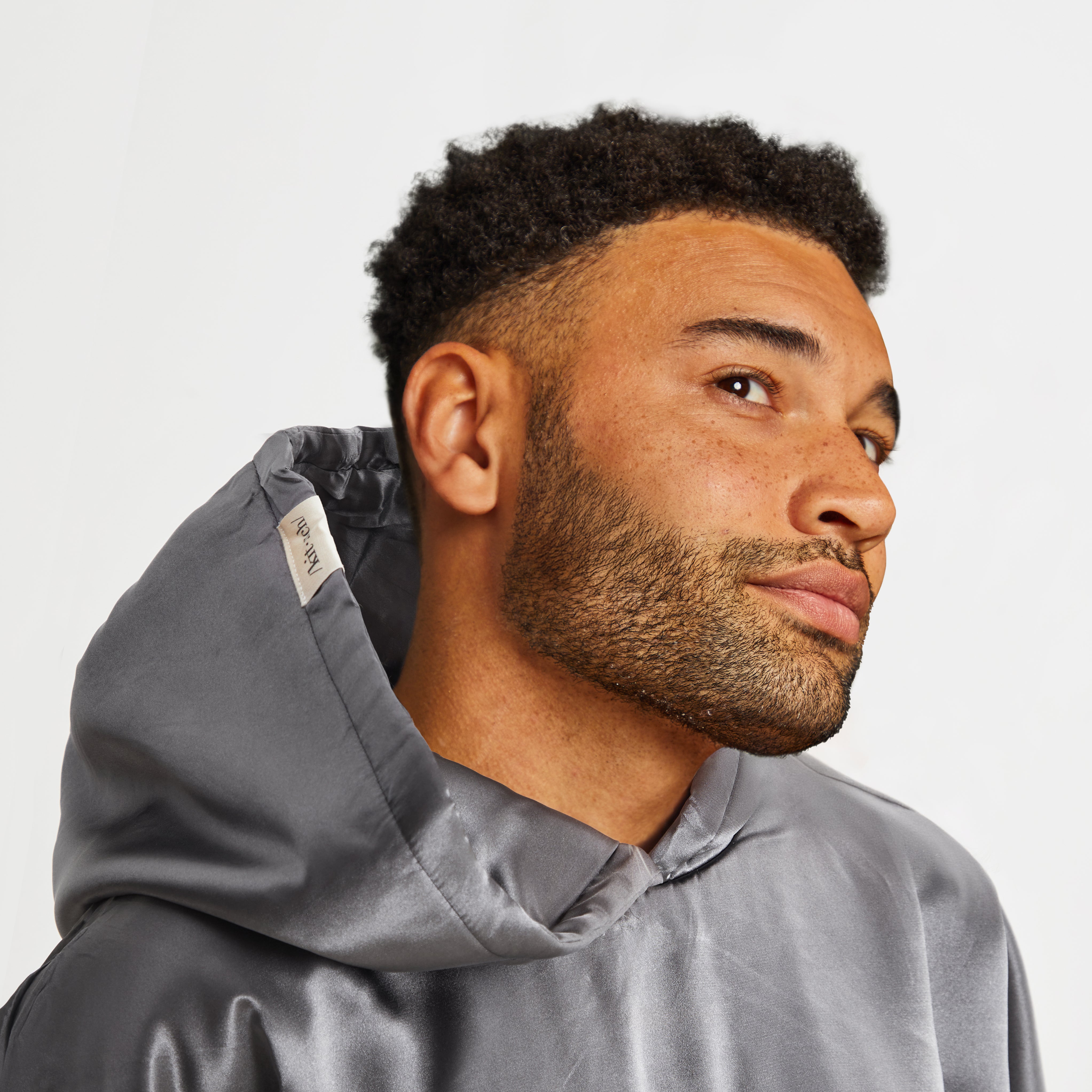 kitsch-charcoal-satin-glazey-gewichtete-satin-hoodie-decke-mit-kapuze image 5
