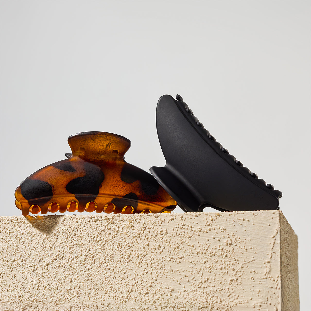 kitsch-black-tort-curved-haarspangen-2er-set-medium-9-cm image 6