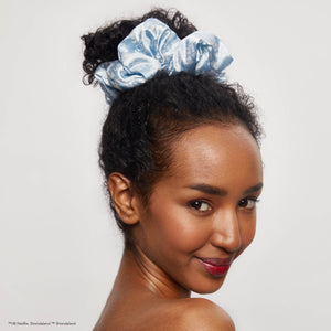 kitsch-x-bridgerton-satin-pillow-scrunchies-toile-de-blue-2er-set-limitiert image 7