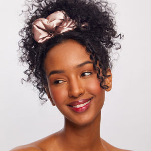 kitsch-blush-satin-pillow-scrunchies-4er-set-rosa-seiden-haargummis image 2
