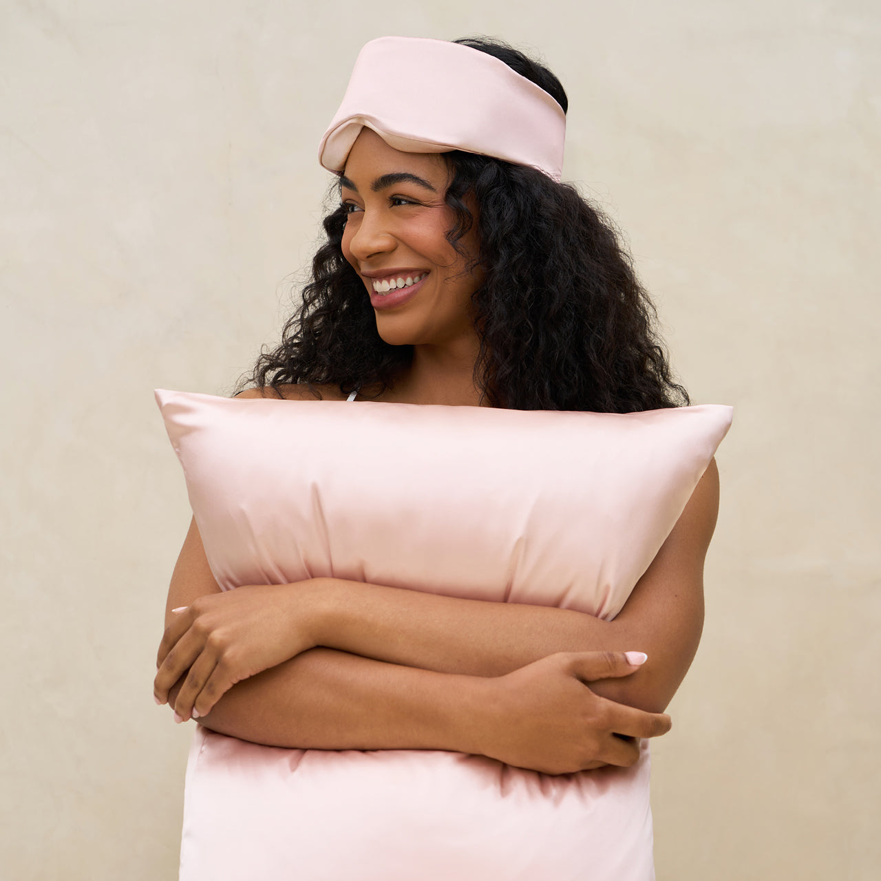 kitsch-blush-contour-pillow-schlafmaske-augenmaske-aus-satin image 5