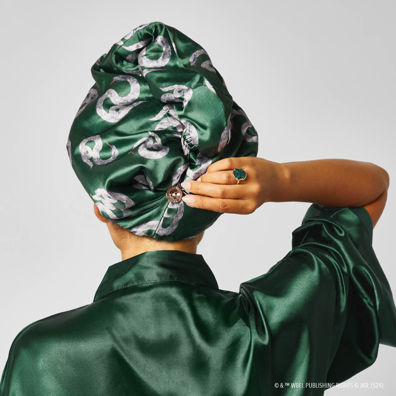 kitsch-x-harry-potter-satin-wrapped-haartuch-slytherin-haarturban image 3