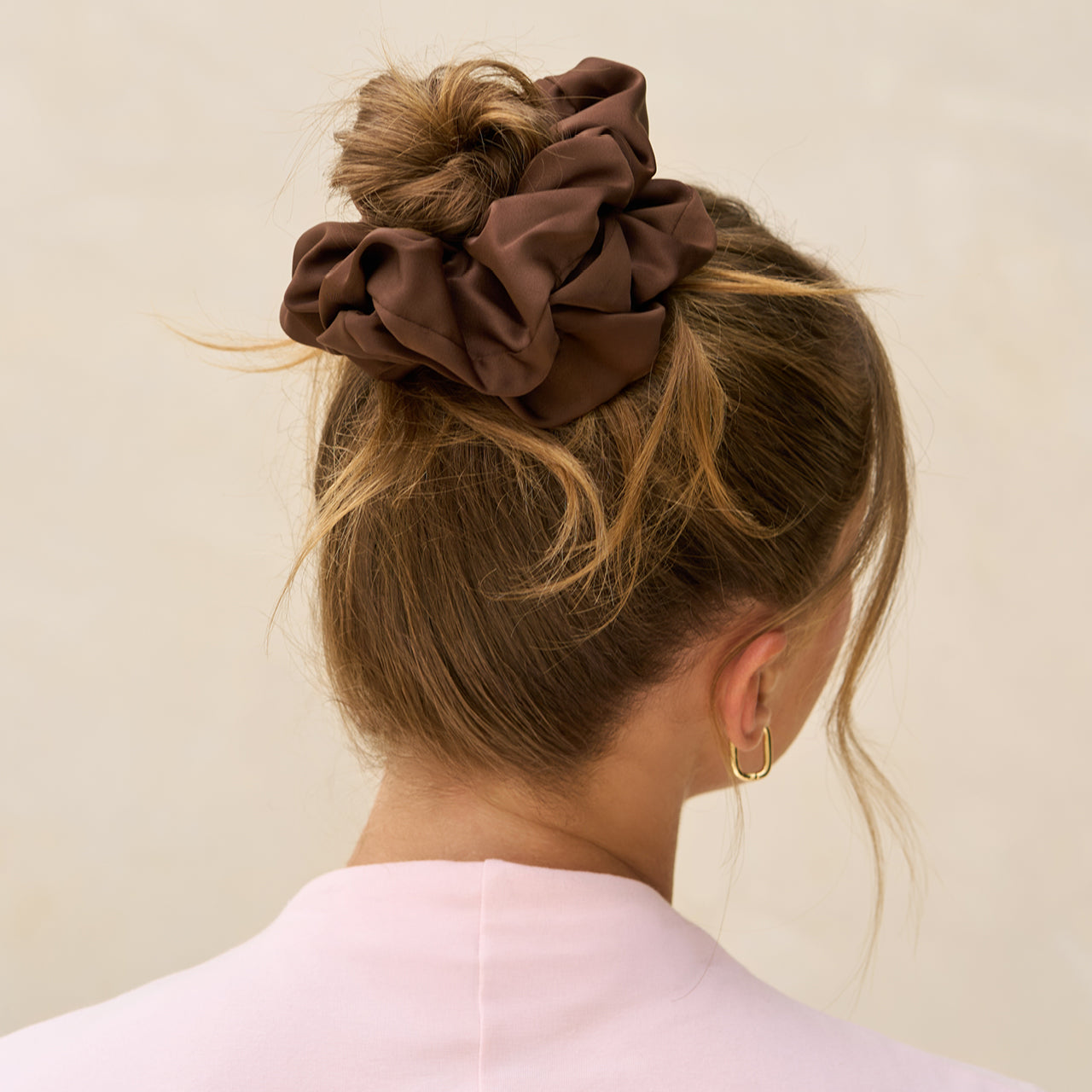 kitsch-black-chocolate-oversized-scrunchies-xxl-haargummis-2er-set image 4