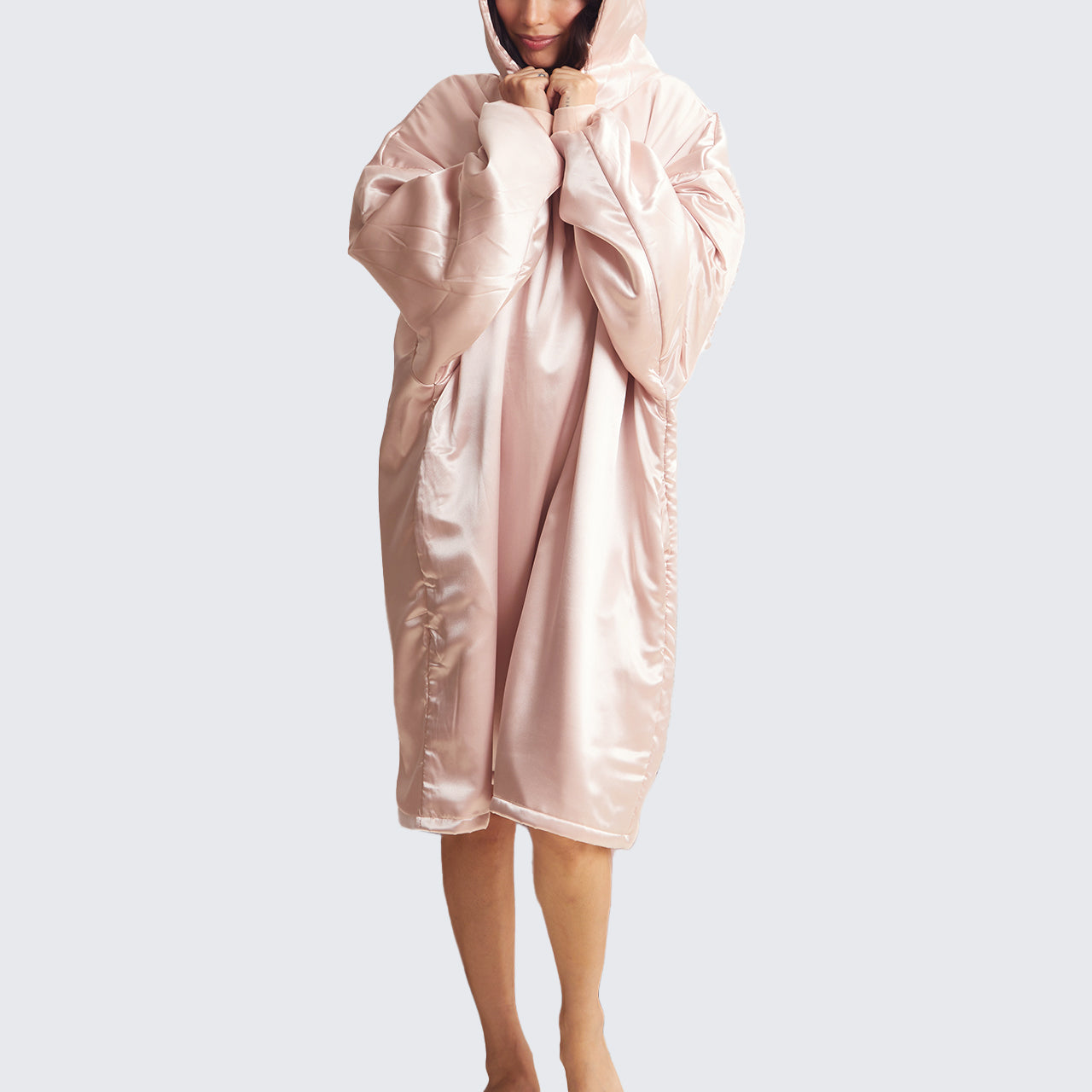kitsch-glazey-blush-gewichtete-satin-homejacke-mit-kapuze image 2