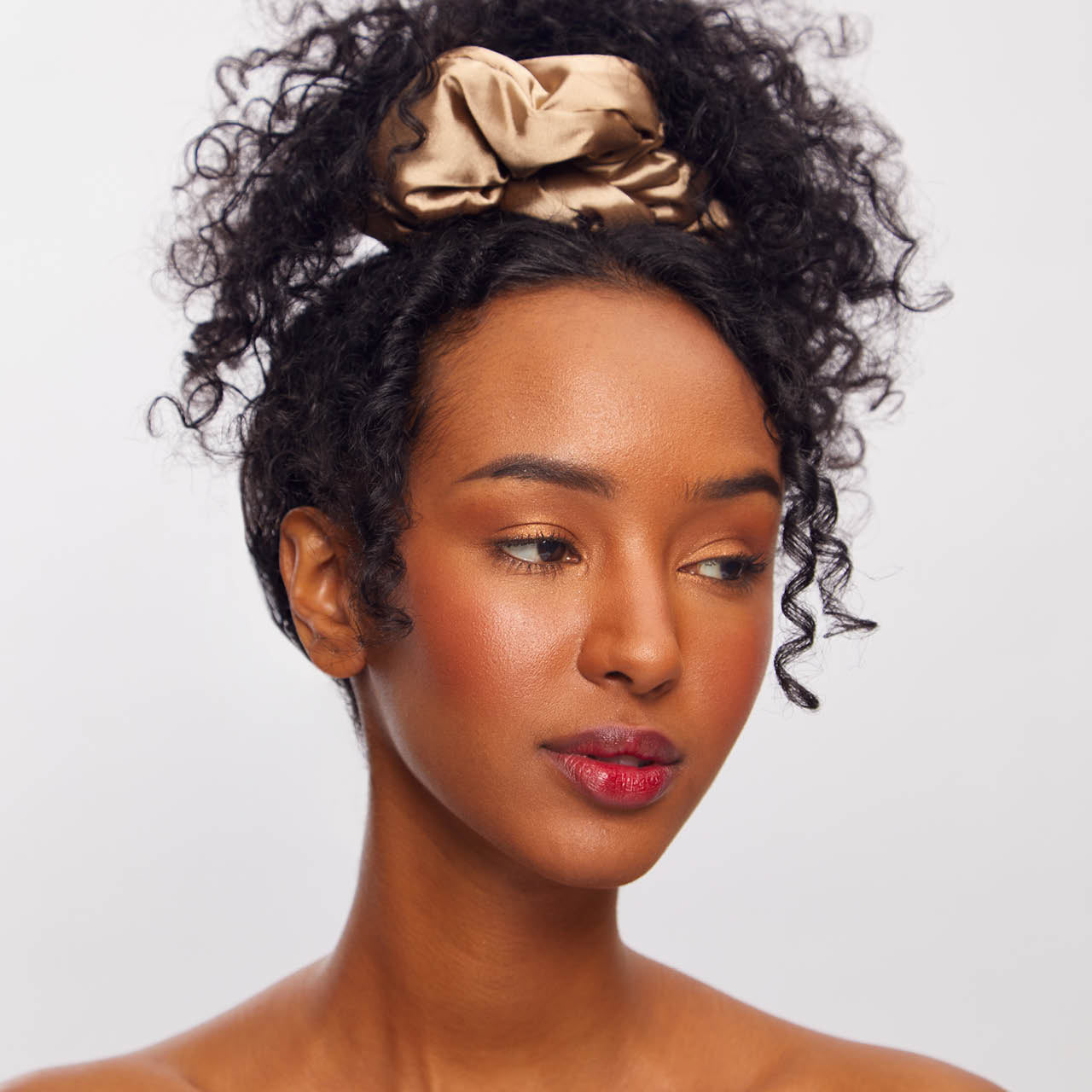 kitsch-satin-pillow-scrunchies-charcoal-gold-2er-set-seiden-haargummis image 5