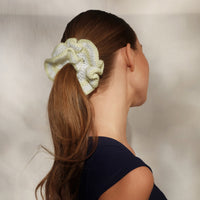 kitsch-butter-yellow-crochet-scrunchie-h-kel-haargummi-in-buttergelb image 3