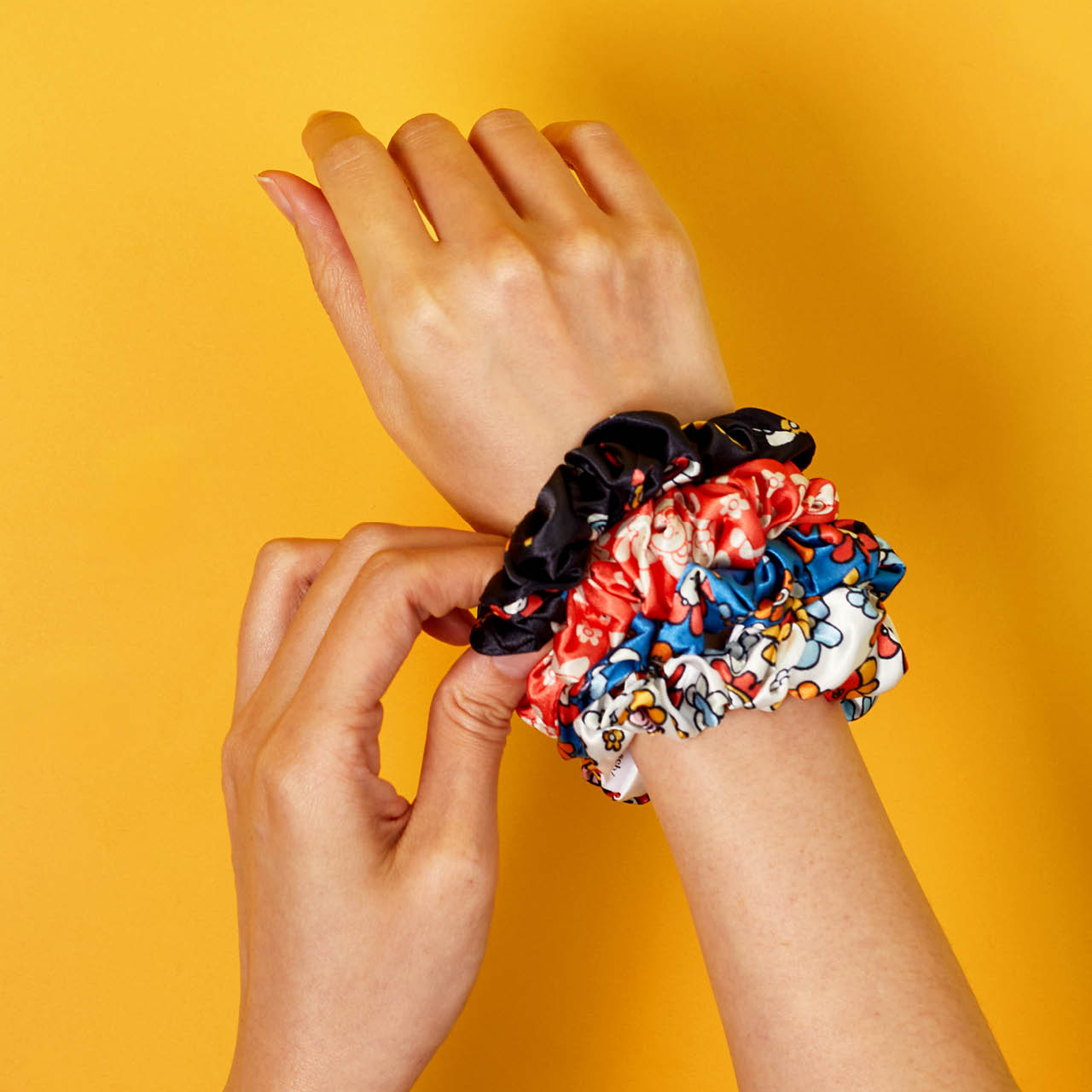 kitsch-x-bt21-satin-sleep-scrunchies-4pc-set-schlaf-scrunchies image 5