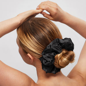 kitsch-black-satin-pillow-scrunchies-4er-set-satin-haargummis image 8